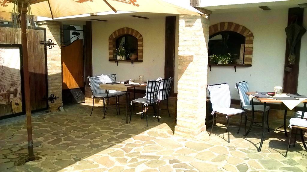Penzion A Restauracia Toldi Галанта Екстериор снимка